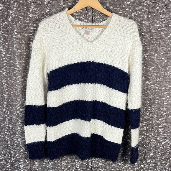 Knox Rose Sweaters - Knox Rose Sweaters V-Neck Eyelash Striped Sweater Blue and White‎ Size Small